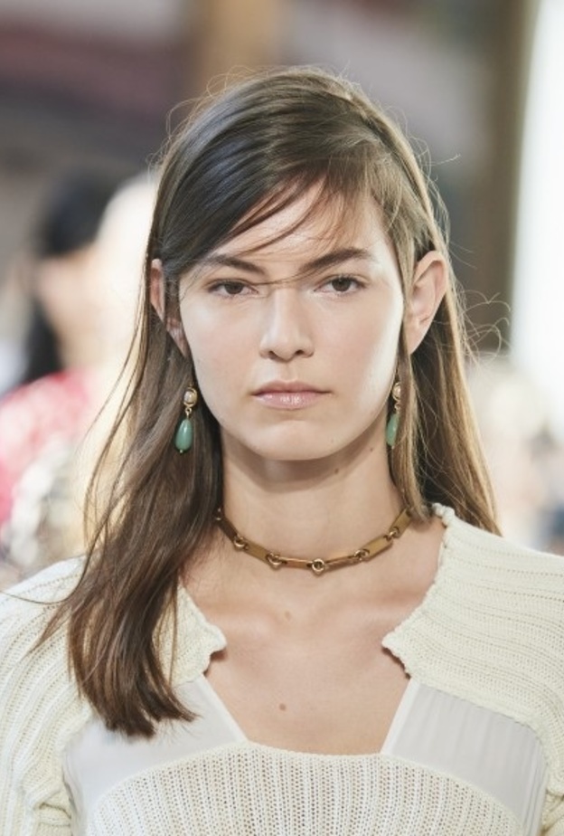 أحدث تسريحات شعر مع الفرق الجانبي للشابات 