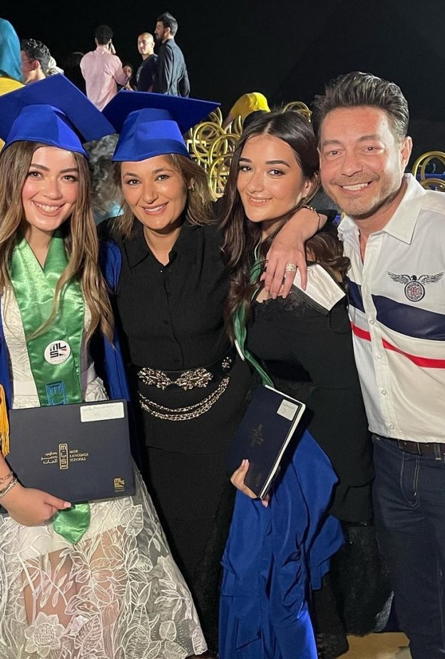 أحمد زاهر يحتفل بتخرج ابنتيه ملك وليلى