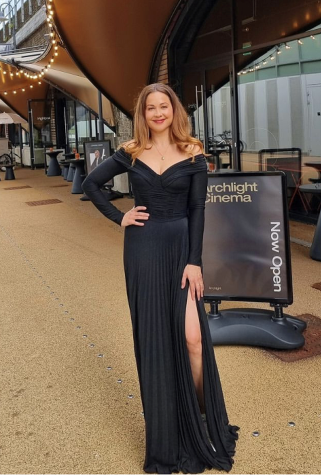 تميّز الفستان الذي إختارته من مجموعة Elisabetta Franchi بقصة الأكتاف الأوف شولدرز- الصورة من انستقرام