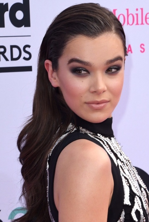 مكياج عيون اسود لصيف 2021 من وحي النجمات العالميات