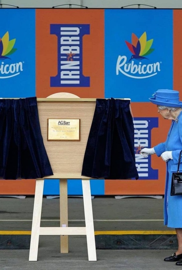  الملكة والأمير وليام تسلما مفاتيح قصر هوليرود