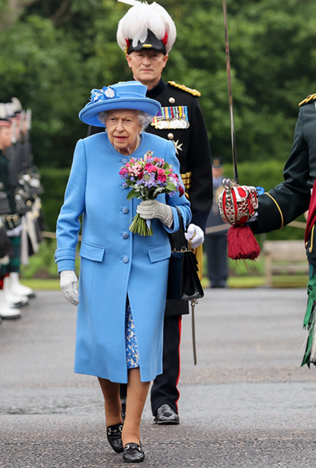 الملكة اليزابيث بموضة المعطف الازرق في اسكتلندا- الصورة من التويتر الخاص بالعائلة الملكية