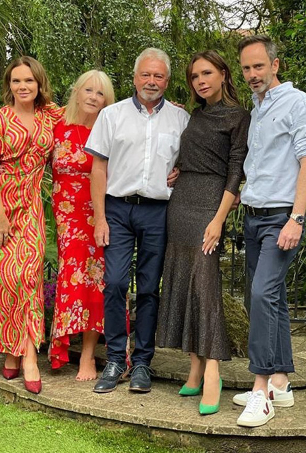 اطلالة فيكتوريا بيكهام برفقة عائلتها