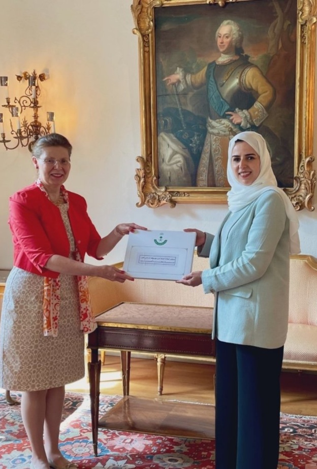 سفيرة خادم الحرمين الشريفين لدى مملكة السويد إيناس الشهوان تقدم أوراق اعتمادها في السويد