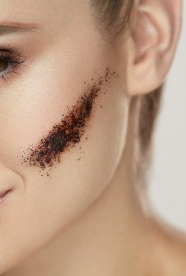 القهوة لتقشير البشرة الدهنية تمنحك توهج طبيعي