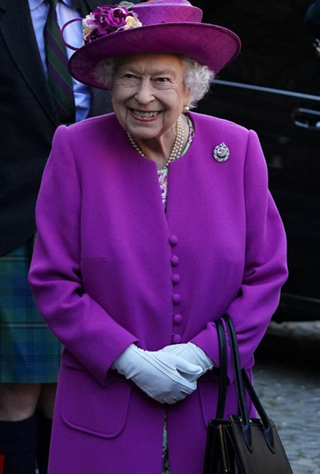 اطلالة الملكة اليزابيث بالمعطف البنفسجي والفستان المورد الصورة من AFP