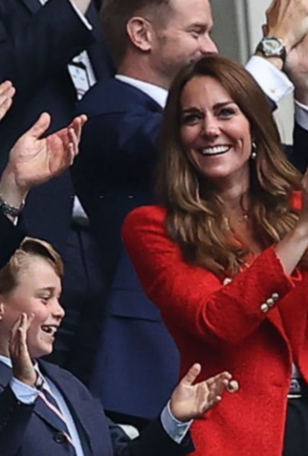 صور كيت ميدلتون تظهر باطلالة أنيقة للغاية لتشجيع منتخب إنجلترا