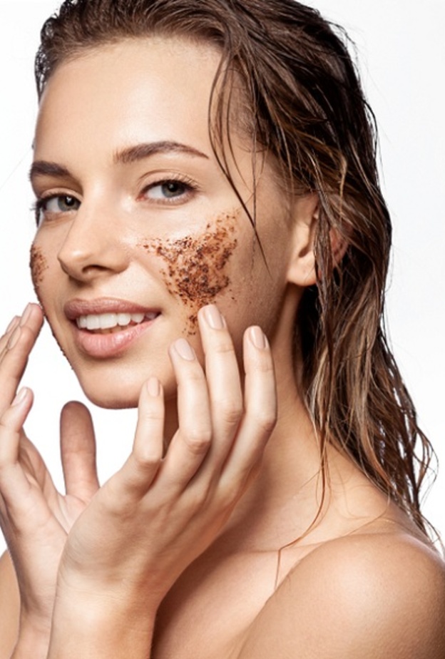 تقشير البشرة الدهنية بالقهوة