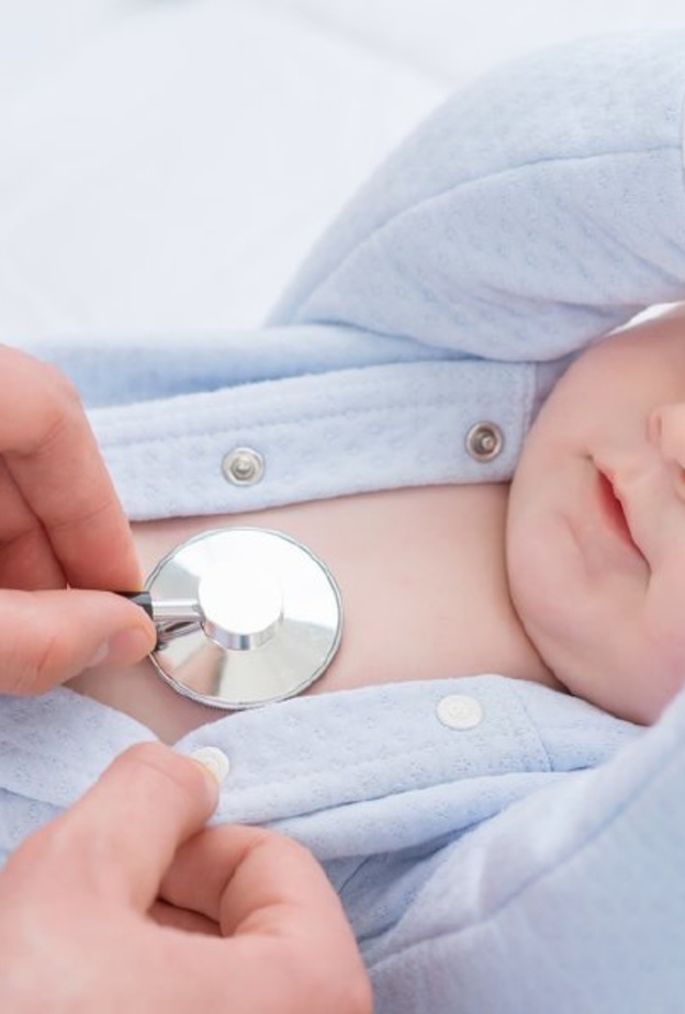 علامات تحذيرية يجب مراقبتها بعد سقوط الطفل الرضيع على ظهره