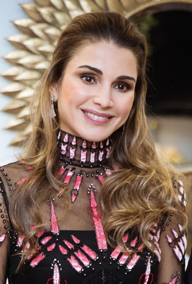  صبغات الشعر البني الفاتح بأسلوب الملكة رانيا- الصورة من حسابها على فايسبوك