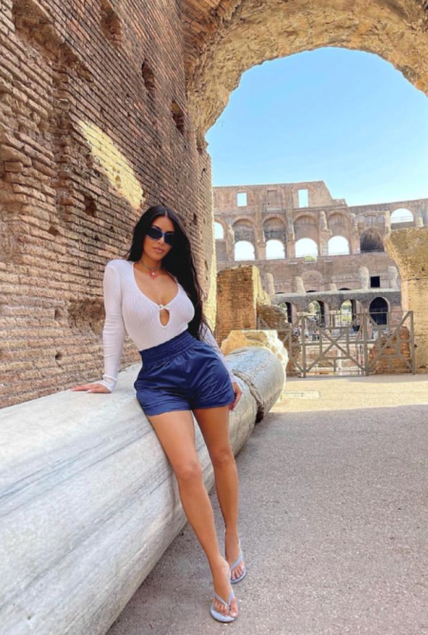 صور كيم كارداشيان تستمتع بصيف روما بإطلالة جريئة- الصورة من انستقرام
