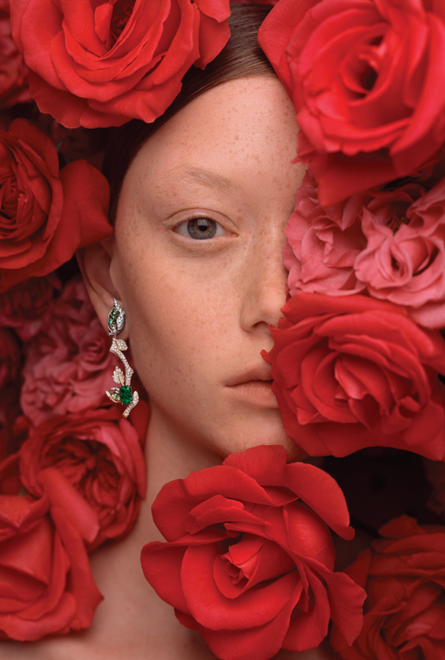 أقراط "روزديور" RoseDior من الذهب الأصفر، والبلاتين، والماس، والزمرد، وعقيق التسافوريت من "ديور هاي جولري" Dior High Jewellery.