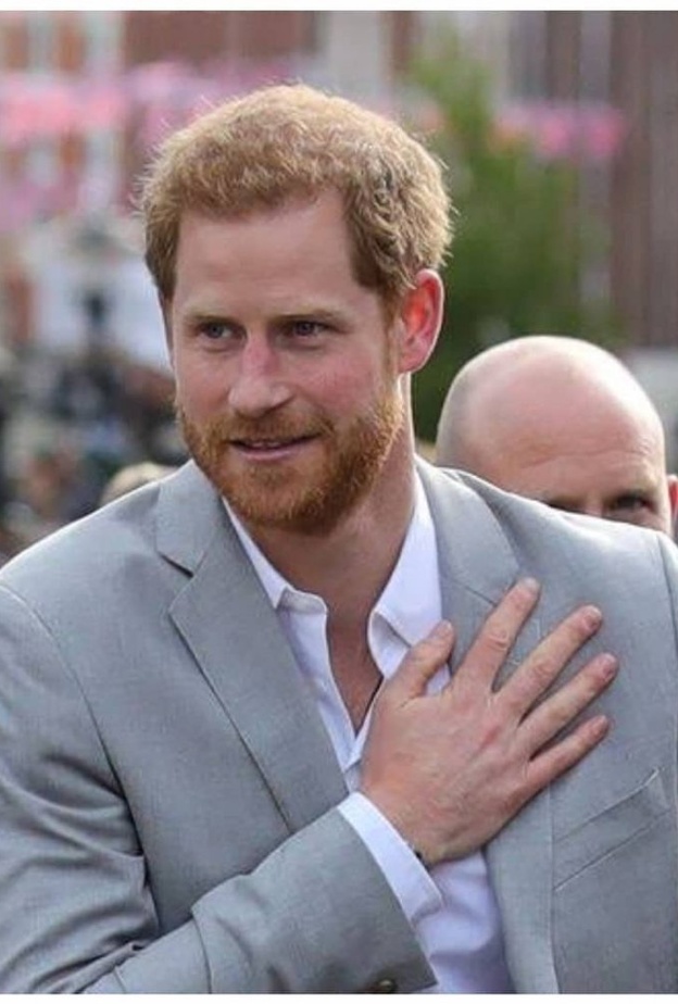الأمير هاري يرغب في التصالح مع عائلته ويعترف بوقوعه في أخطاء
