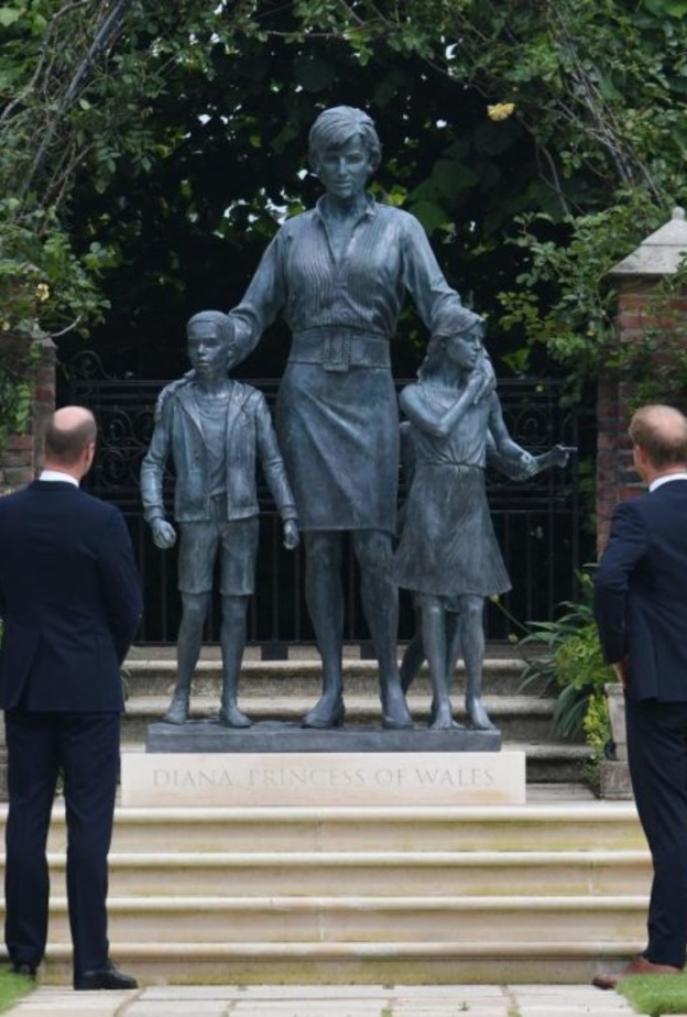 وليام وهاري أزاحا التمثال الخاص بوالدتهما الأميرة ديانا