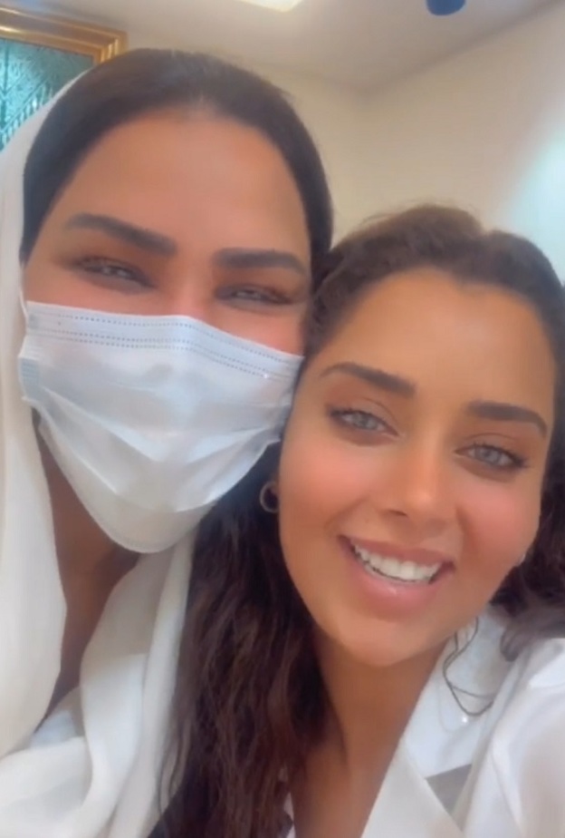 صورة مأخوذة من مقاطع الفيديو المتداولة التي وثقت أحدث لقاء بين احلام وبلقيس 