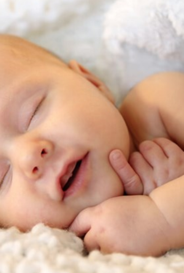 متى يكون نوم الطفل على البطن آمنا