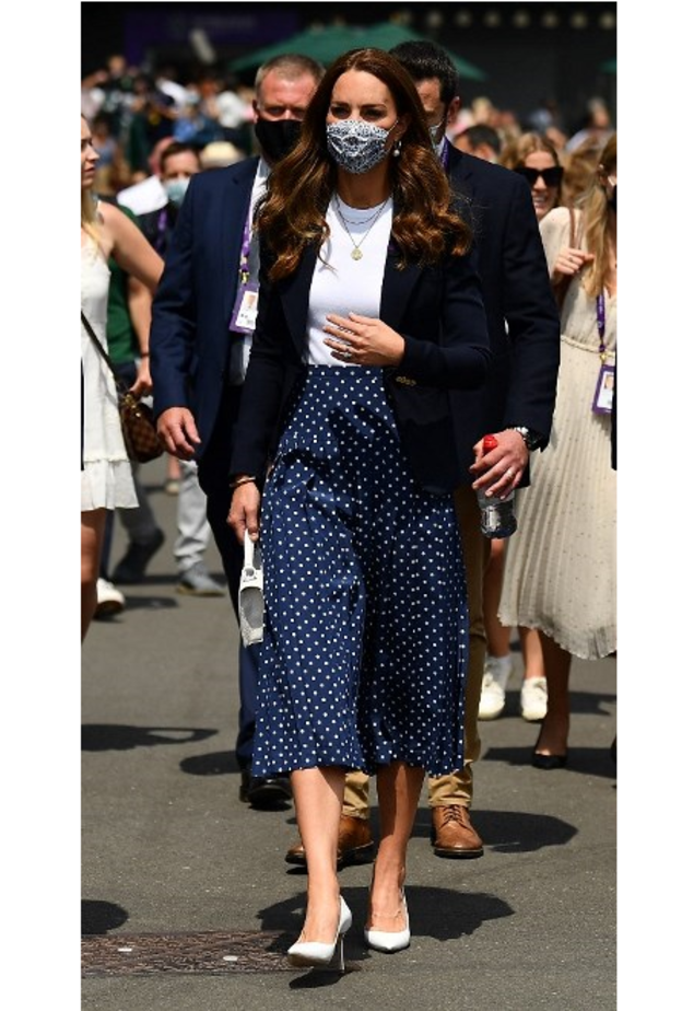 إطلالة كيت ميدلتون خطفت الأنظار بتنورة ميدي من تصميم دار Alessandra Rich