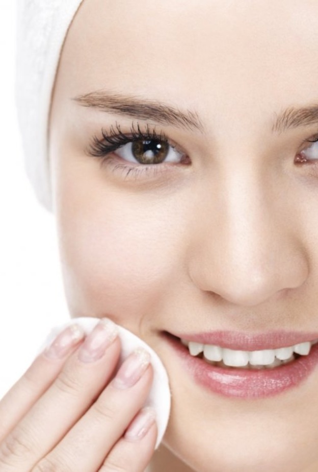 خلطات طبيعية لتفتيح البشرة الدهنية من الافرازات