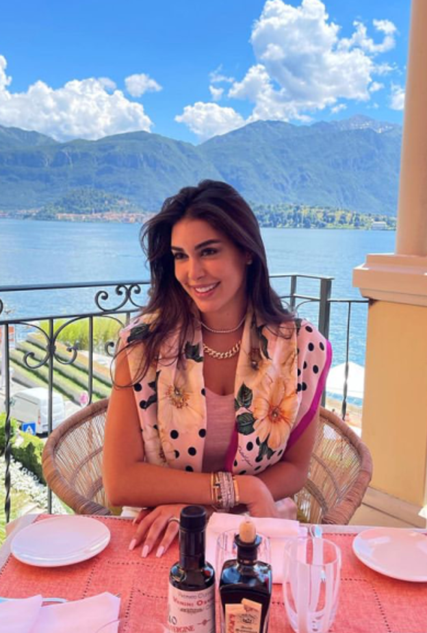 طرق تنسيق الوشاح في الاطلالات الصيفية بأسلوب ياسمين صبري الأنيق