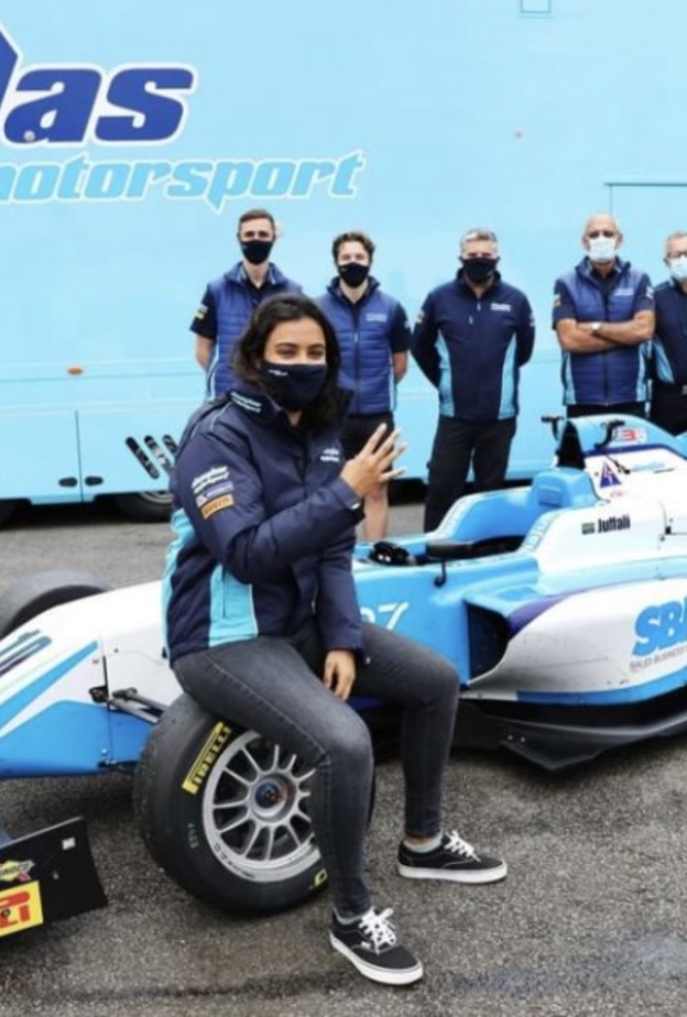  المتسابقة السعودية ريما الجفالي مع فريقها الخاص - المصدر انستقرام ريما الجفالي