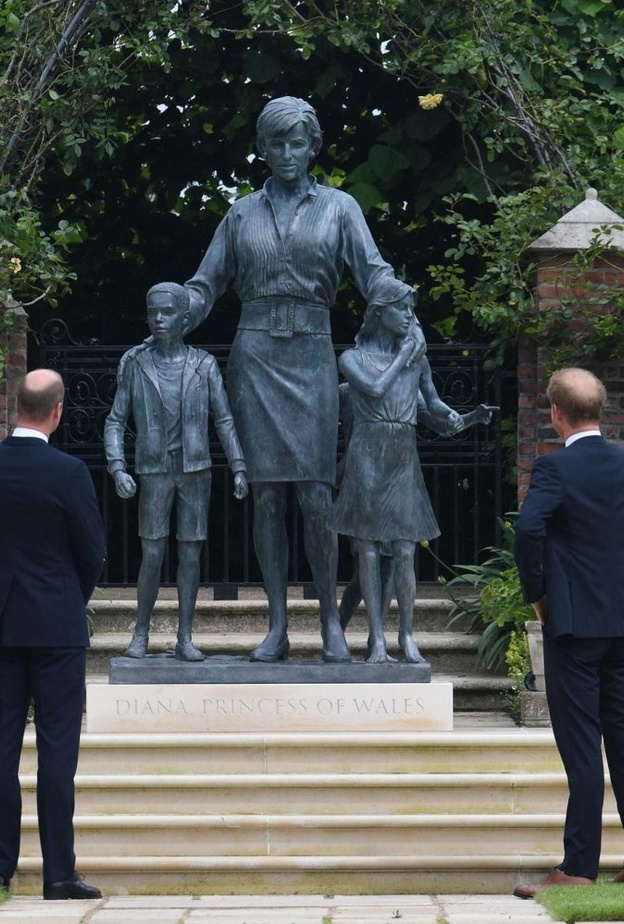 تشارلز سبنسر يعلق على لقائه بالأميرين وليام وهاري في مراسم إزاحة الستار عن تمثال ديانا