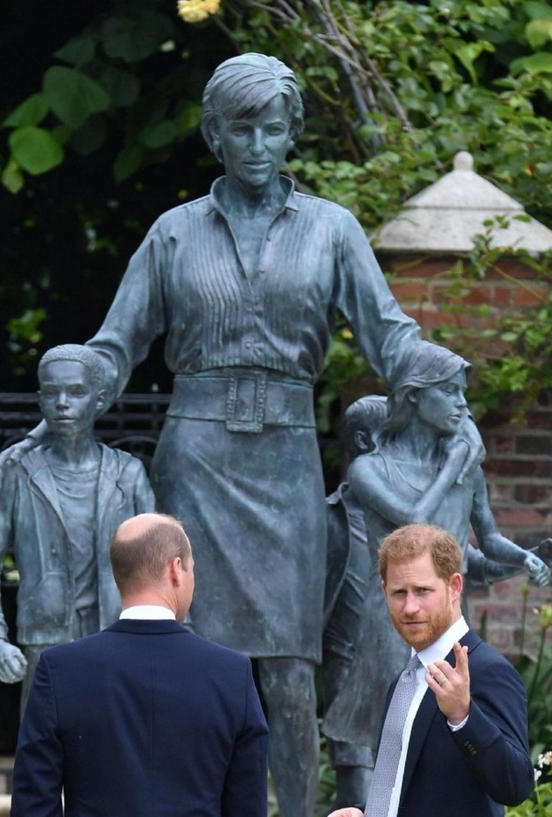 إزاحة الستار عن تمثال ديانا