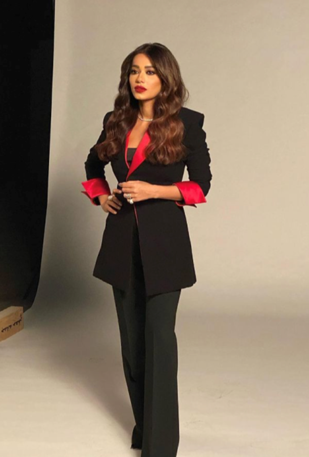 طرق تنسيق البدلة النسائية مستوحاة من اطلالات رحمة رياض الانيقة