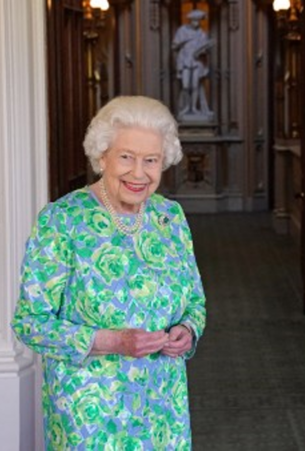 ما هو السر وراء التسريحة المنمقة للملكة إليزابيث الثانية؟