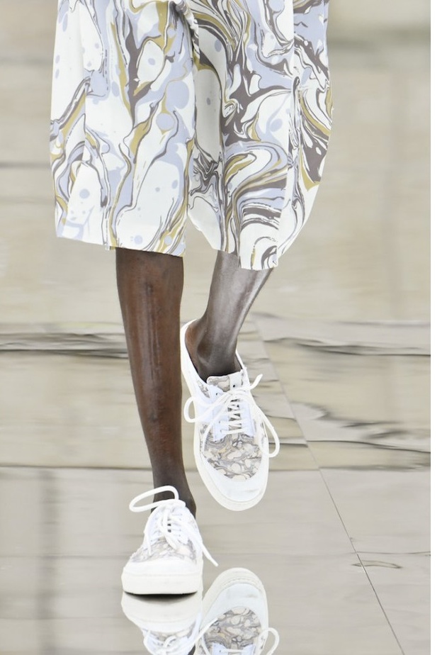 حذاء رياضي أنيق بالألوان الأساسية من Burberry