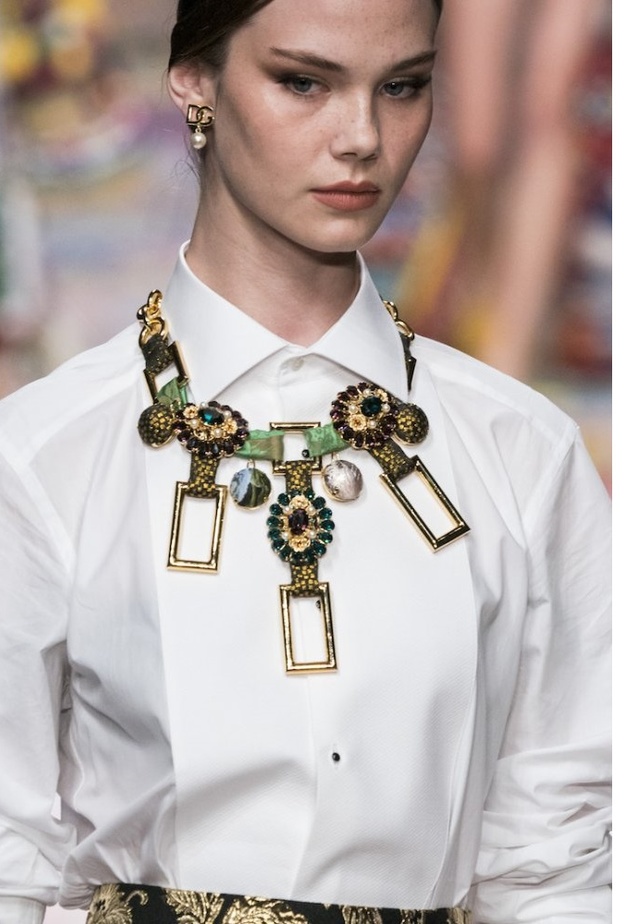 عقد طويل وجذاب بشكل الصدفة من Alberta Ferretti