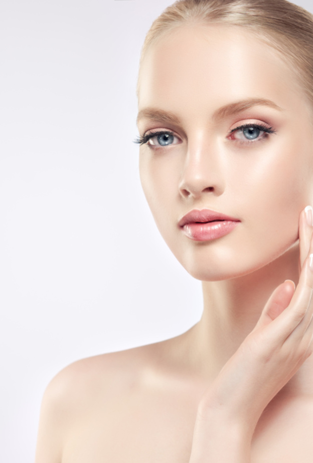 خلطات طبيعية من الفراولة لنضارة البشرة بعد سن الـ 40