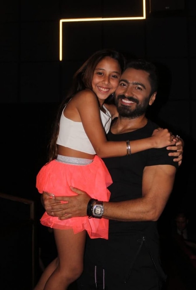 تامر حسني والطفلة سارة رمضان