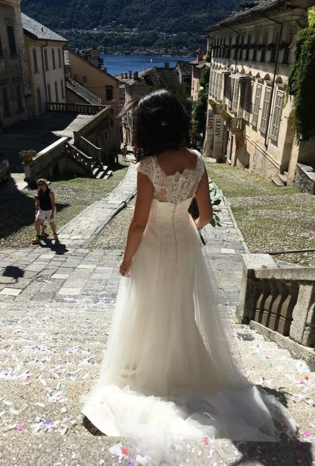 صاحبة الفستان الأولى الصورة من British Red Cross