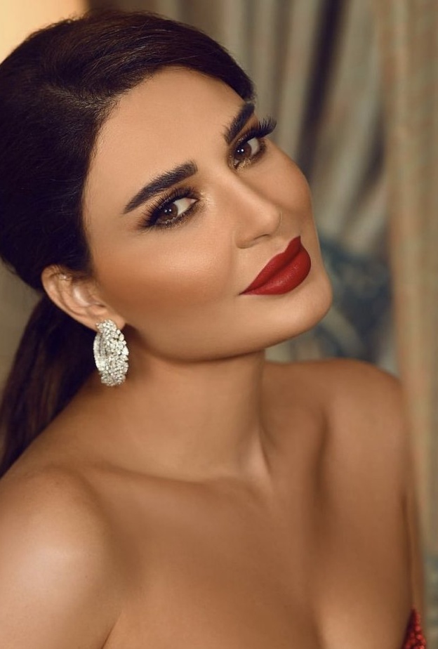 إطلالات سيرين المثالية بالروج الأحمر من صفحتها على انستغرام