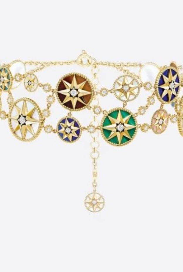  سلسال من Dior مع فستان من Nanushka