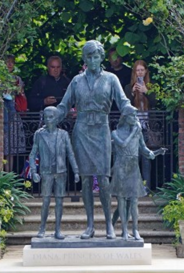 من هم الأطفال الذي يحتضنهم تمثال الأميرة ديانا؟
