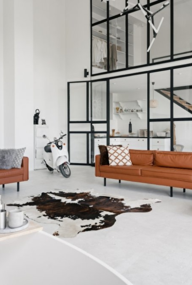 تصاميم كنب بأرجل عالية تجعل مساحة الشقة تبدو أوسع