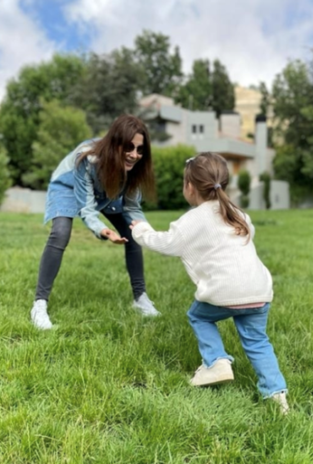 إعتمدت صيحة الدنيم مع الجاكيت الواسعة والبنطلون الضيق