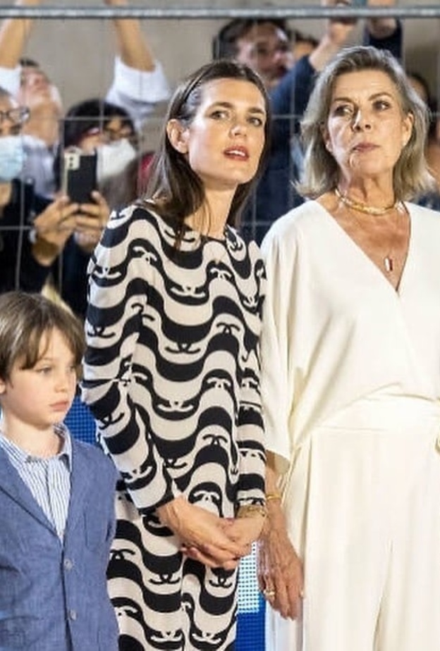  الأميرة كارولين وتشارلوت كاسيراغي في حفل توزيع جوائز مسابقة مونت كارلو الدولية لقفز الحواجز للخيول