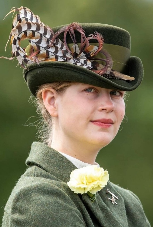 ليدي لويز وندسور تقود عربة خيول ورثتها عن جدها الأمير فيليب