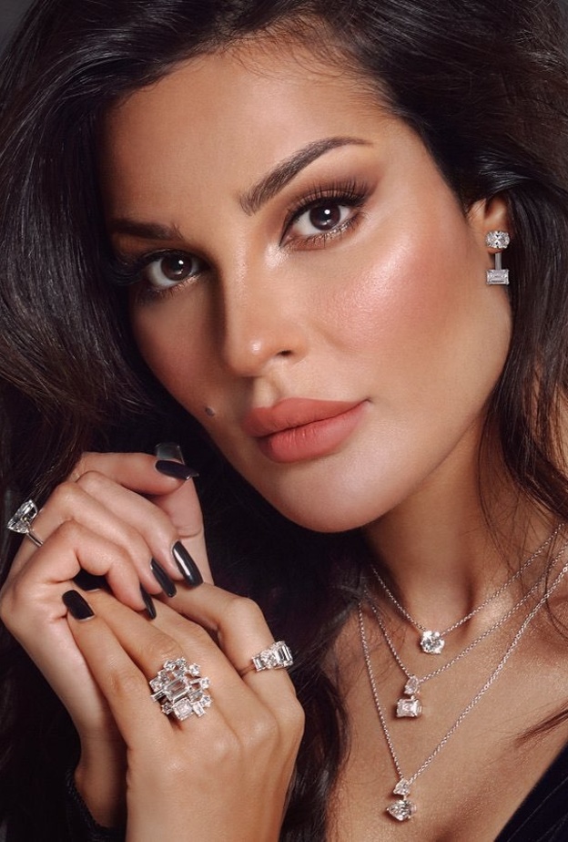  احمر شفاه مشمشي مات بأسلوب نادين نجيم- الصورة من حسابها على انستغرام