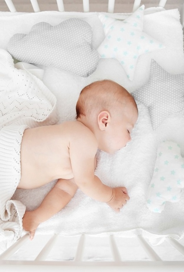 5 نصائح لتجنب سقوط الطفل الرضيع اثناء النوم