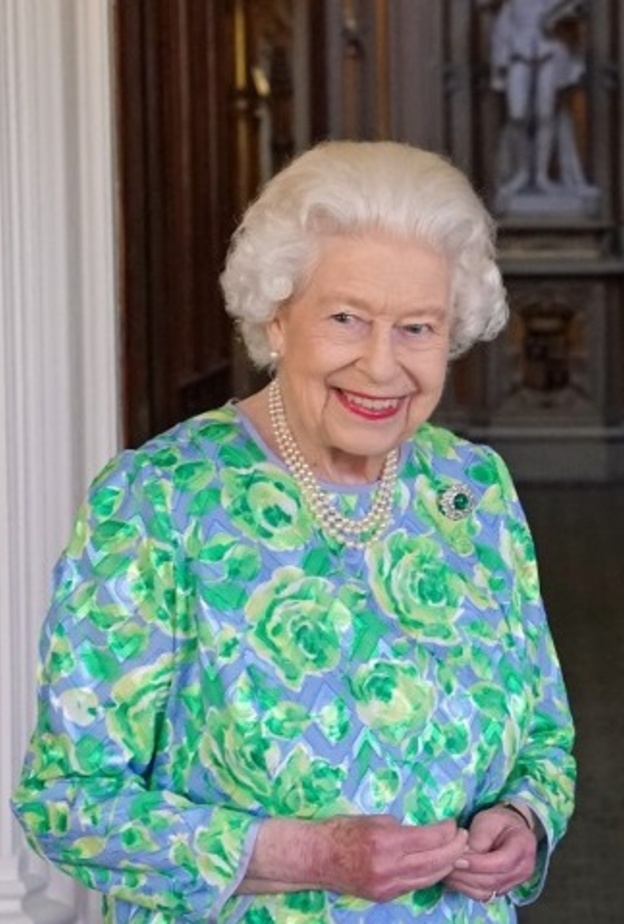  الملكة إليزابيث تتألق ببروش Cambridge Emerald Brooch