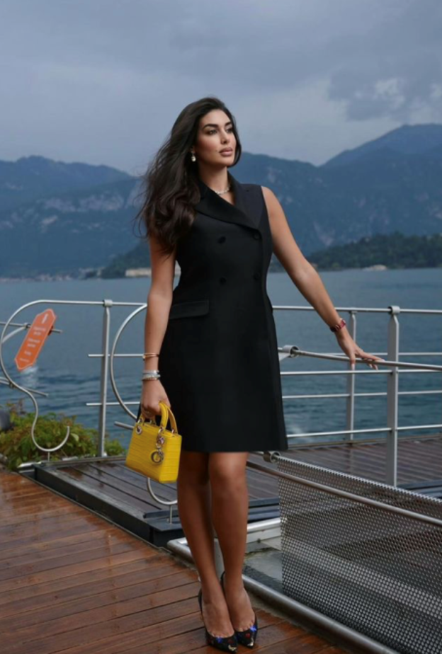 في احدث صورها في إيطاليا إختارت ياسمين حقيبة Lady Dior نسقتها مع الفستان البلايزر