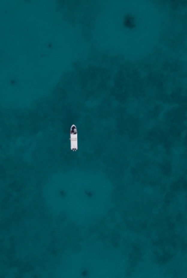 لون ساحر لمياه البحر في أملج - المصدر وكالة الأنباء السعودية