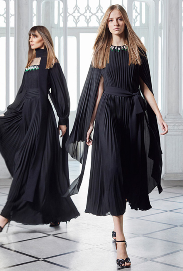 موضة الوان خريف 2021 مع الفساتين السوداء من وحي دار Elie Saab