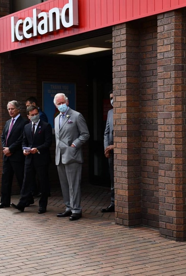 الأمير تشارلز يزور أكبر موردي المستلزمات الطبية