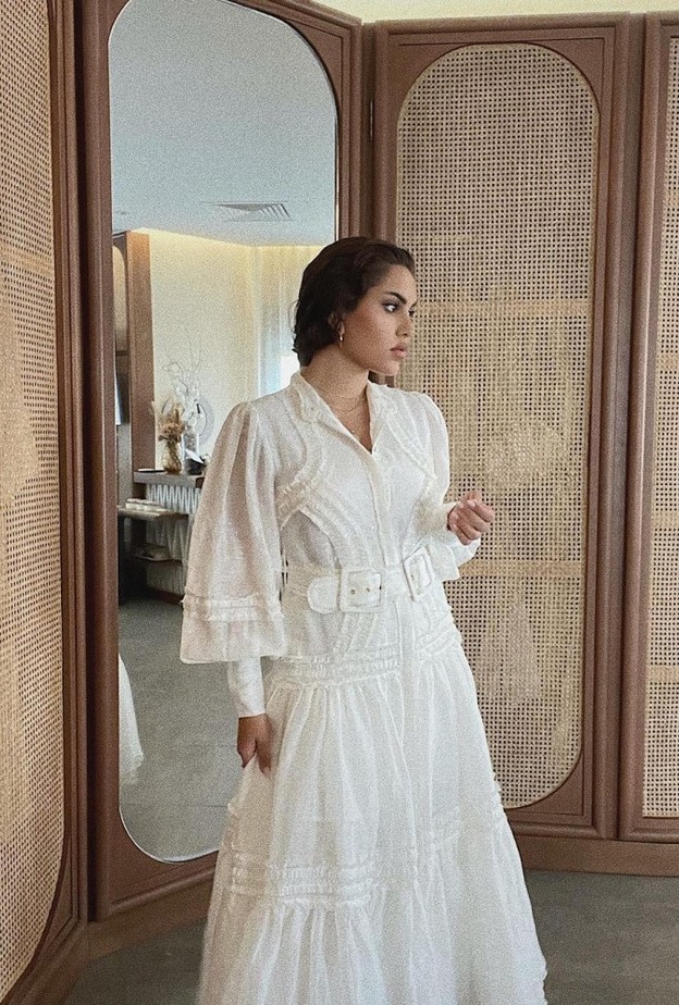  إطالة نجود بفستان أبيض حريري المصدر انستقرام نجود الرميحي