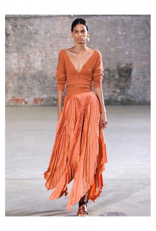 طبقات التول الجذاب بتنورة ناعمة باللون الأبيض من Alexander McQueen