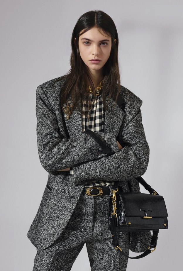 أعاد والتر تفسير الكلاسيكيات من خلال  التفاصيل والملمس والصورة الظليّة ليبدع نماذج جديدة